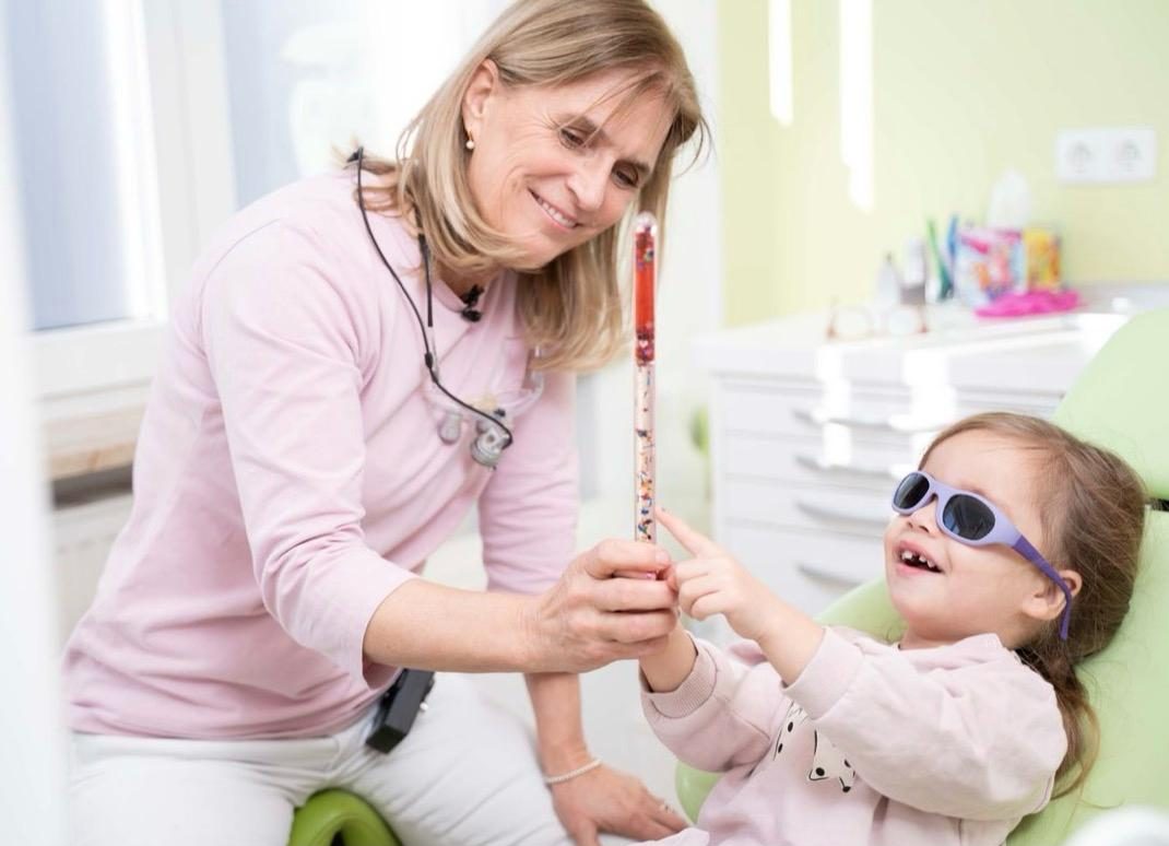 Kinderzahnärztin Dr. Ulrike Uhlemann untersucht die Zähne eines Kindes – Praxis für Familien aus München-Freiham