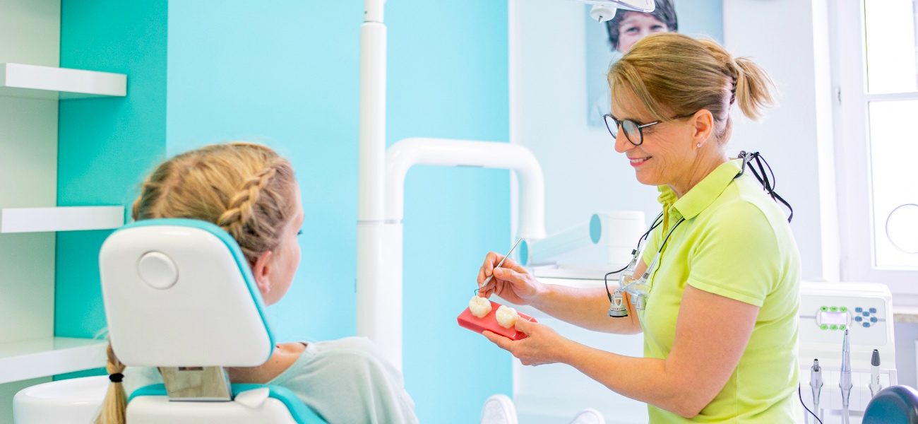 Dr. Uhlemann behandelt Jugendliche