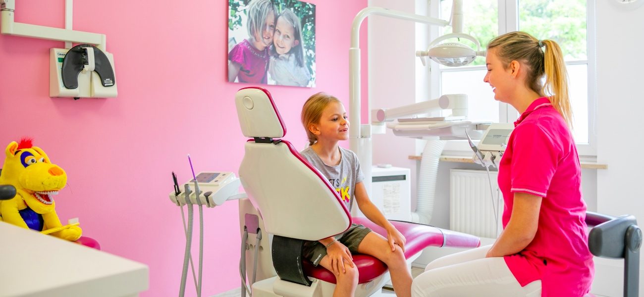 Gespräch zwischen Kind und Helferin